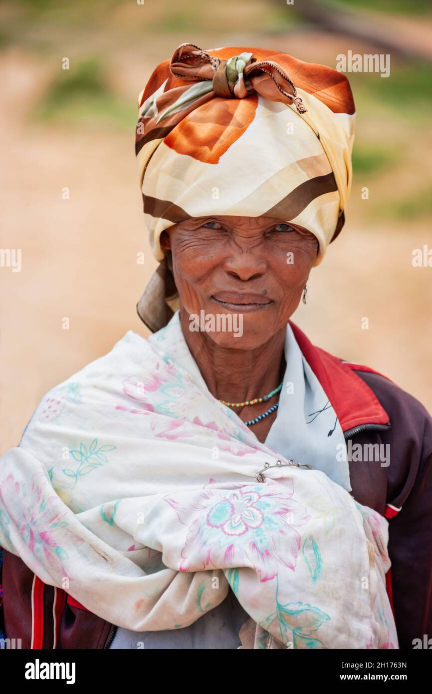 Una vecchia donna bushman da Kalahari centrale, villaggio New Xade in Botswana Foto Stock