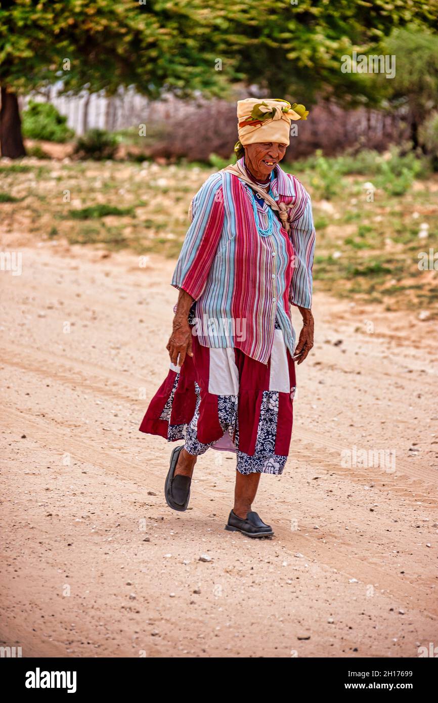 Una vecchia donna bushman da Kalahari centrale, villaggio New Xade in Botswana Foto Stock