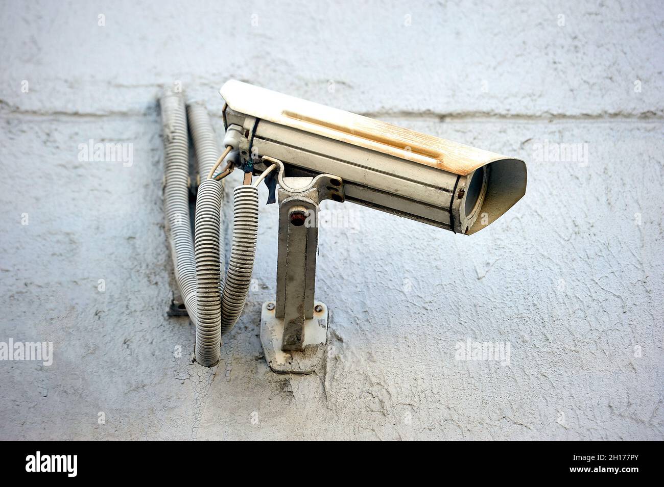 Una telecamera di sicurezza è appesa su un palo di cemento Foto Stock