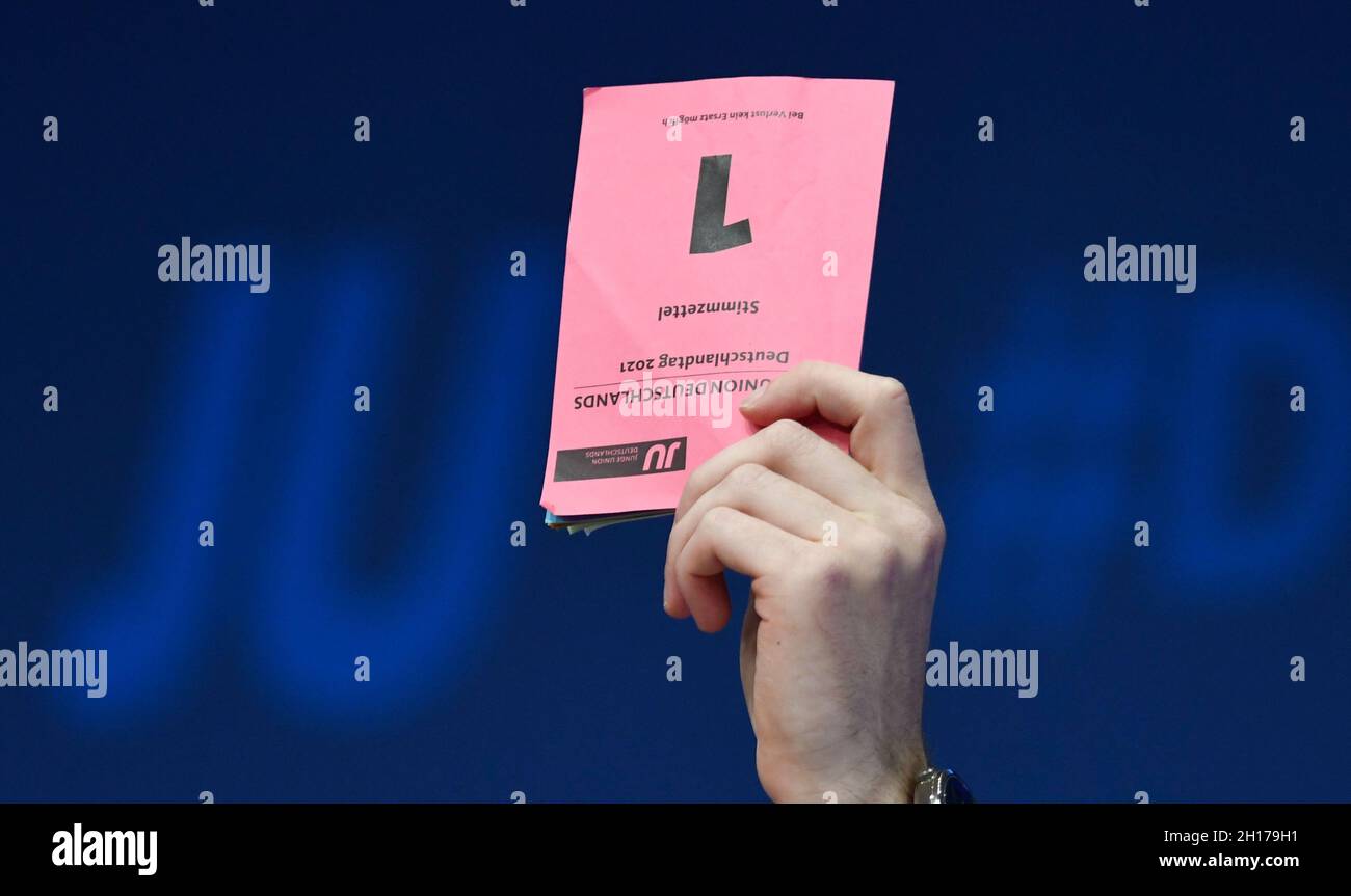 17 ottobre 2021, Renania Settentrionale-Vestfalia, Münster: Un documento di voto è tenuto in occasione della Giornata della Germania dell'Unione di Junge alla Fiera- und Congress Centrum Halle Münsterland. Foto: Bernd Thissen/dpa Foto Stock