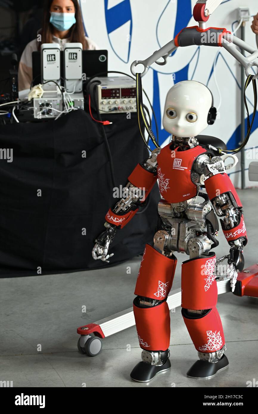TORINO, ITALIA - 23 settembre 2021: Un robot umanoide di ricerca chiamato  iCub a Torino Foto stock - Alamy