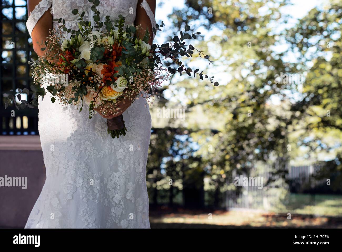 Bouquet di nozze ispirato autunno nelle mani della sposa nel parco. Foto Stock
