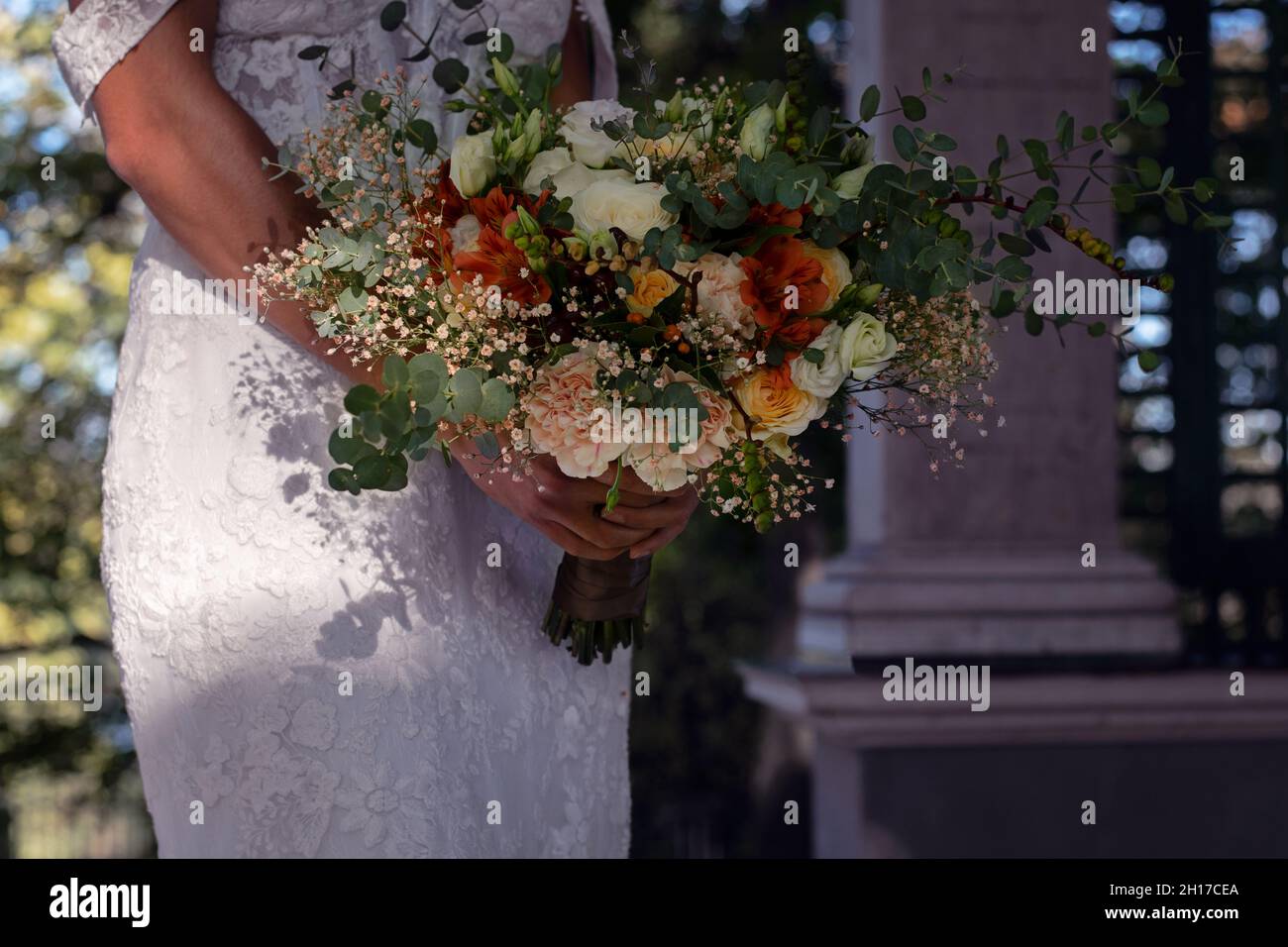 Bouquet di nozze ispirato all'autunno per un matrimonio all'aperto. Sposa irriconoscibile che tiene il bouquet di fiori. Foto Stock