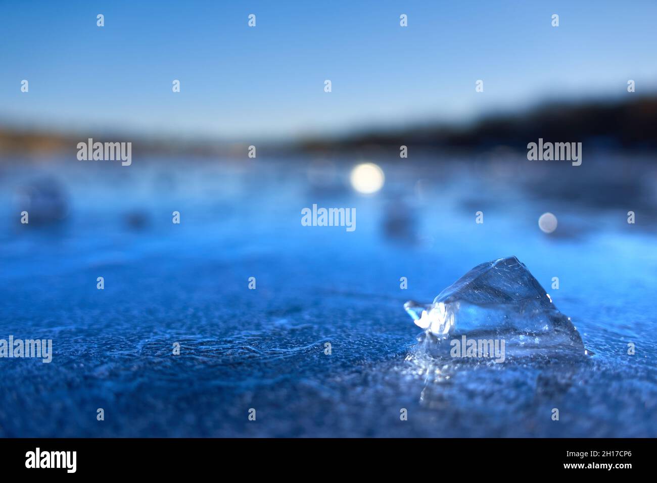 Ghiacciatori si trova su un lago ghiacciato. Profondità di campo, spazio di copia. Prospettiva profonda. Inverno in Germania. Foto Stock