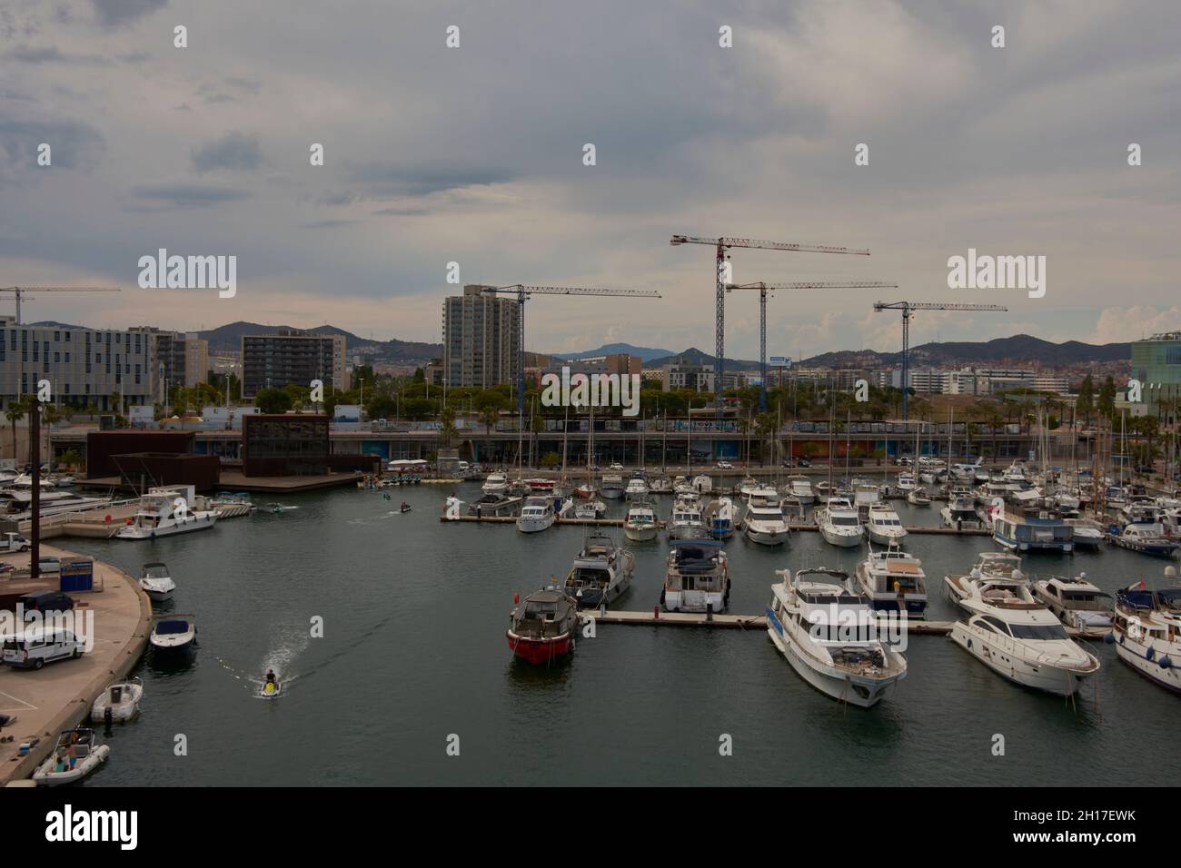 Vista ad angolo delle barche nel porto di Port Forum, Barcellona, Catalogna, Spagna Foto Stock
