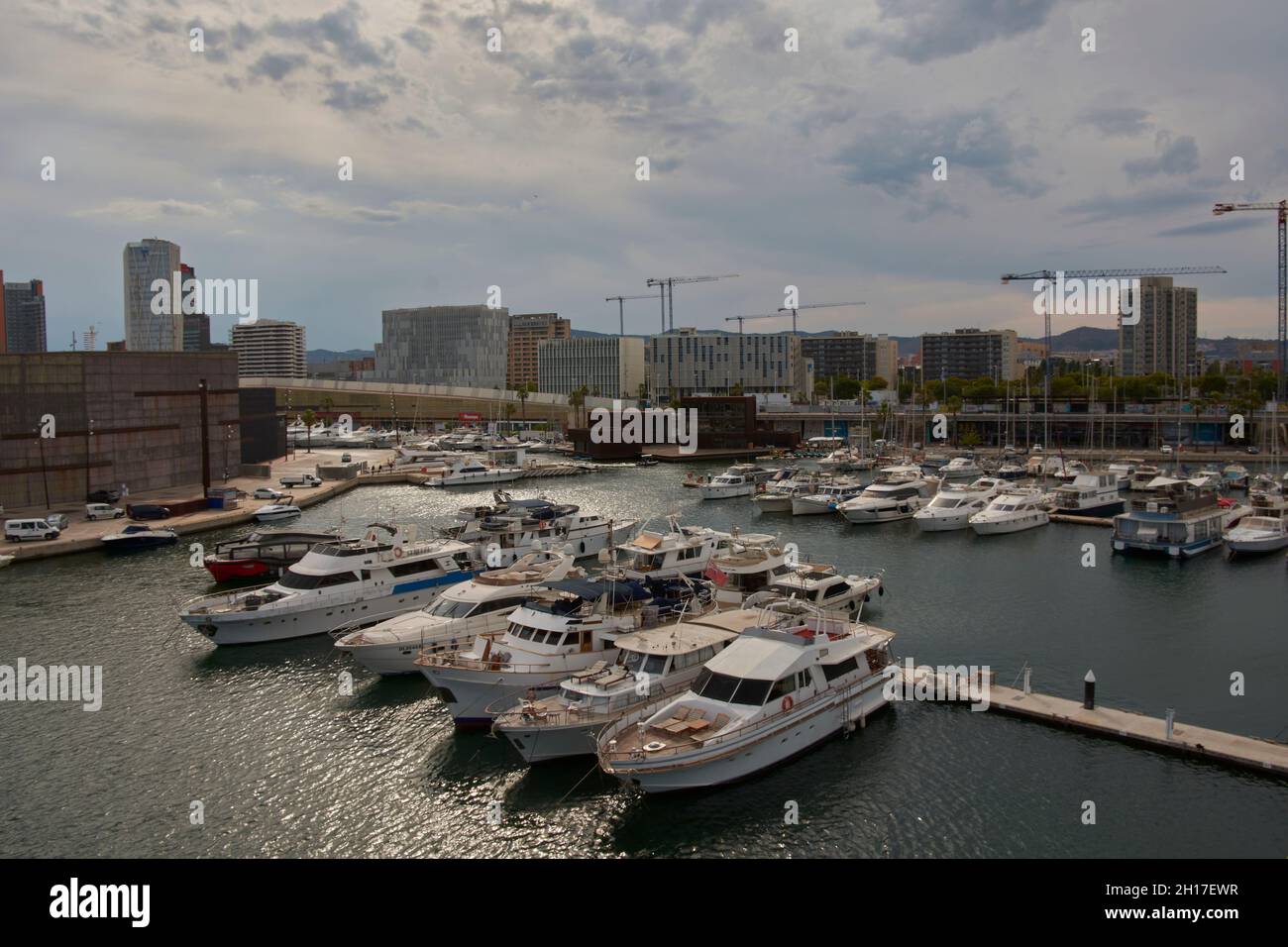 Vista ad angolo delle barche nel porto di Port Forum, Barcellona, Catalogna, Spagna Foto Stock