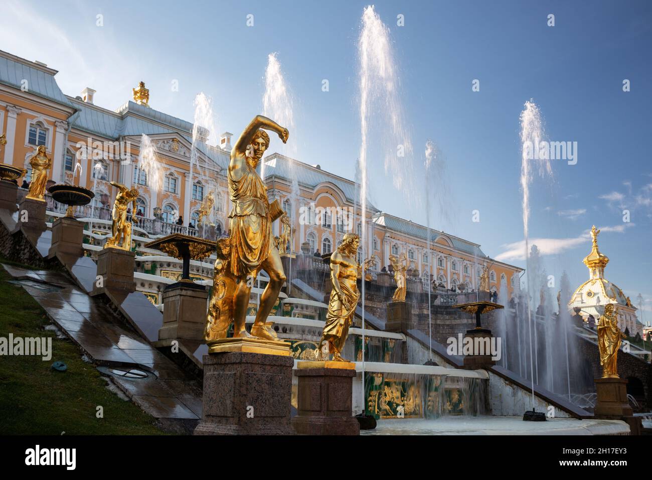 PETERHOF, RUSSIA - 06 OTTOBRE 2021: Fontane e statue della Grande Cascade di fronte al Grande Palazzo Imperiale Foto Stock