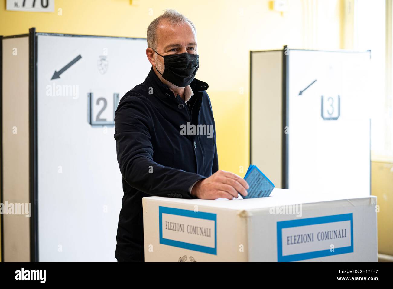 Torino, Italia. 17 ottobre 2021. Paolo Damilano, sindaco di Torino candidato alla coalizione di centro-destra, ha calato il suo voto in un seggio elettorale durante il periodo di scasso delle elezioni per scegliere il nuovo sindaco di Torino. I due candidati sono Stefano lo Russo per la coalizione di centro-sinistra e Paolo Damilano per la coalizione di centro-destra. Credit: Nicolò campo/Alamy Live News Foto Stock