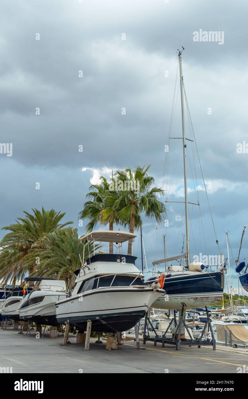 Imbarcazioni da diporto supportate su cavalletti metallici per il futuro restauro. SA Rapita marina, isola di Maiorca, Spagna Foto Stock