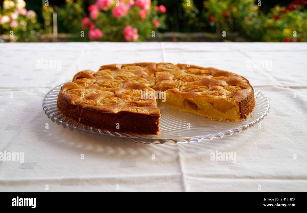 una torta di mele deliziosa e deliziosa con un sacco di mele e una crosta d'oro incredibile Foto Stock