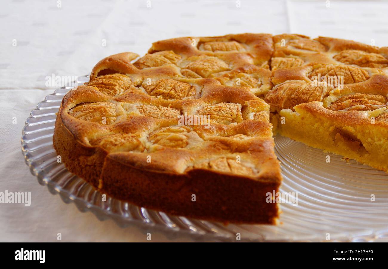 una torta di mele deliziosa e deliziosa con un sacco di mele e una crosta d'oro incredibile Foto Stock