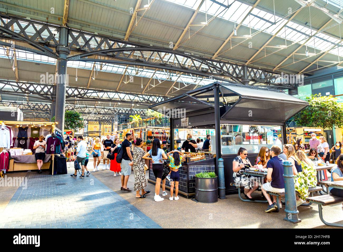 Bancarelle presso Spitalfields Market, Donovan’s Bakehouse, Shoreditch, Londra, Regno Unito Foto Stock