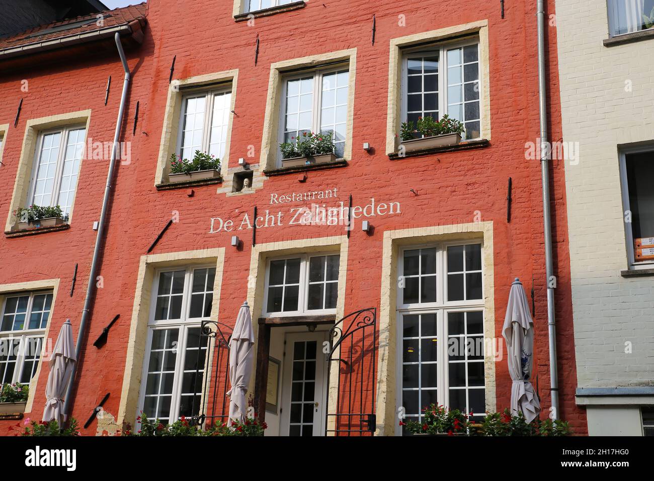 Gand, Belgio - 9 ottobre. 2021: Vista dal fiume sulla facciata casa in mattoni rossi del ristorante de acht zaligheden Foto Stock