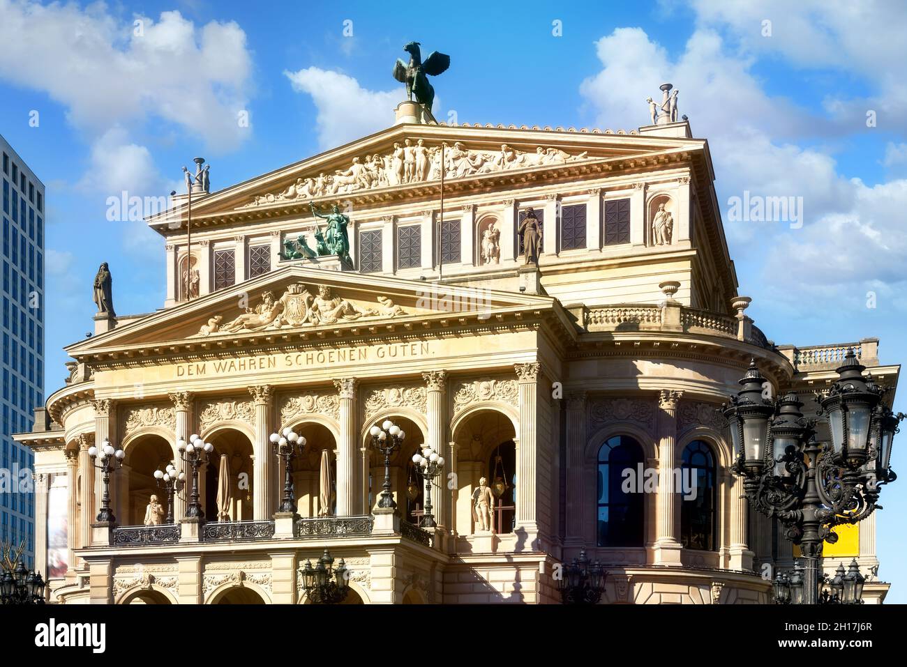 Vista dell'Alte Oper - vecchio teatro dell'opera, un punto di riferimento sala concerti a Francoforte sul meno, Germania. Foto Stock