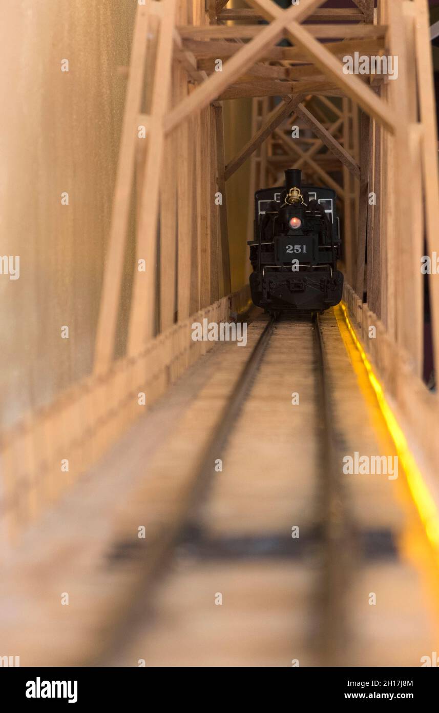 Una locomotiva modello nero su pista con faro Foto Stock