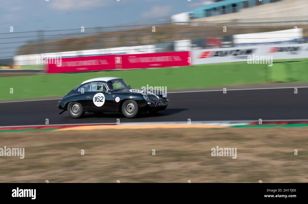 Italia, settembre 11 2021. Vallelunga classico. Auto d'epoca anni '60 corse scenico sfondo sfocato su pista, Porsche 356 coupé Foto Stock