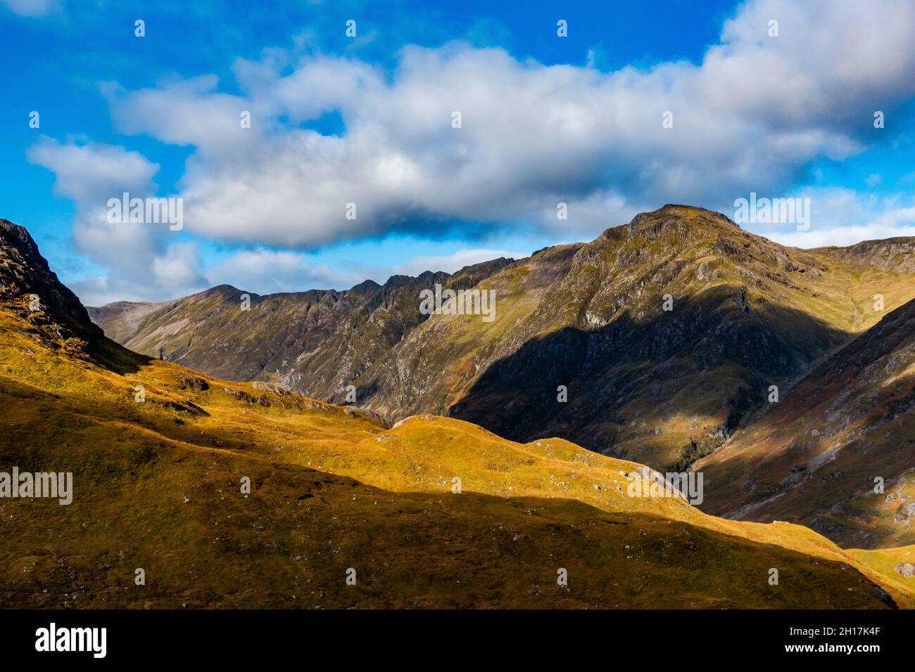 La possente cresta di Aonach Eagach a Glencoe, Scozia, vista da Buachaille Etive Beag Foto Stock