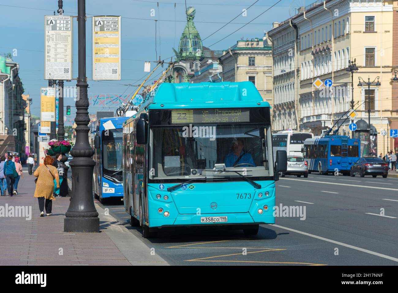 SAN PIETROBURGO, RUSSIA - 06 10 GIUGNO 2021: Trasporto pubblico urbano a una fermata sulla prospettiva Nevsky in un giorno di giugno soleggiato Foto Stock