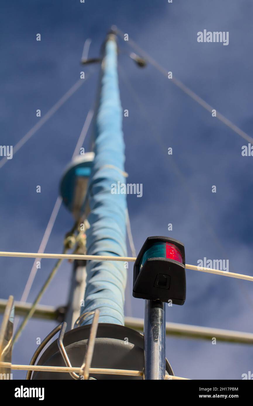 Luce di navigazione Porto e Starboard sulla parte anteriore di Uno Yacht a vela con Furling Jib, Regno Unito Foto Stock