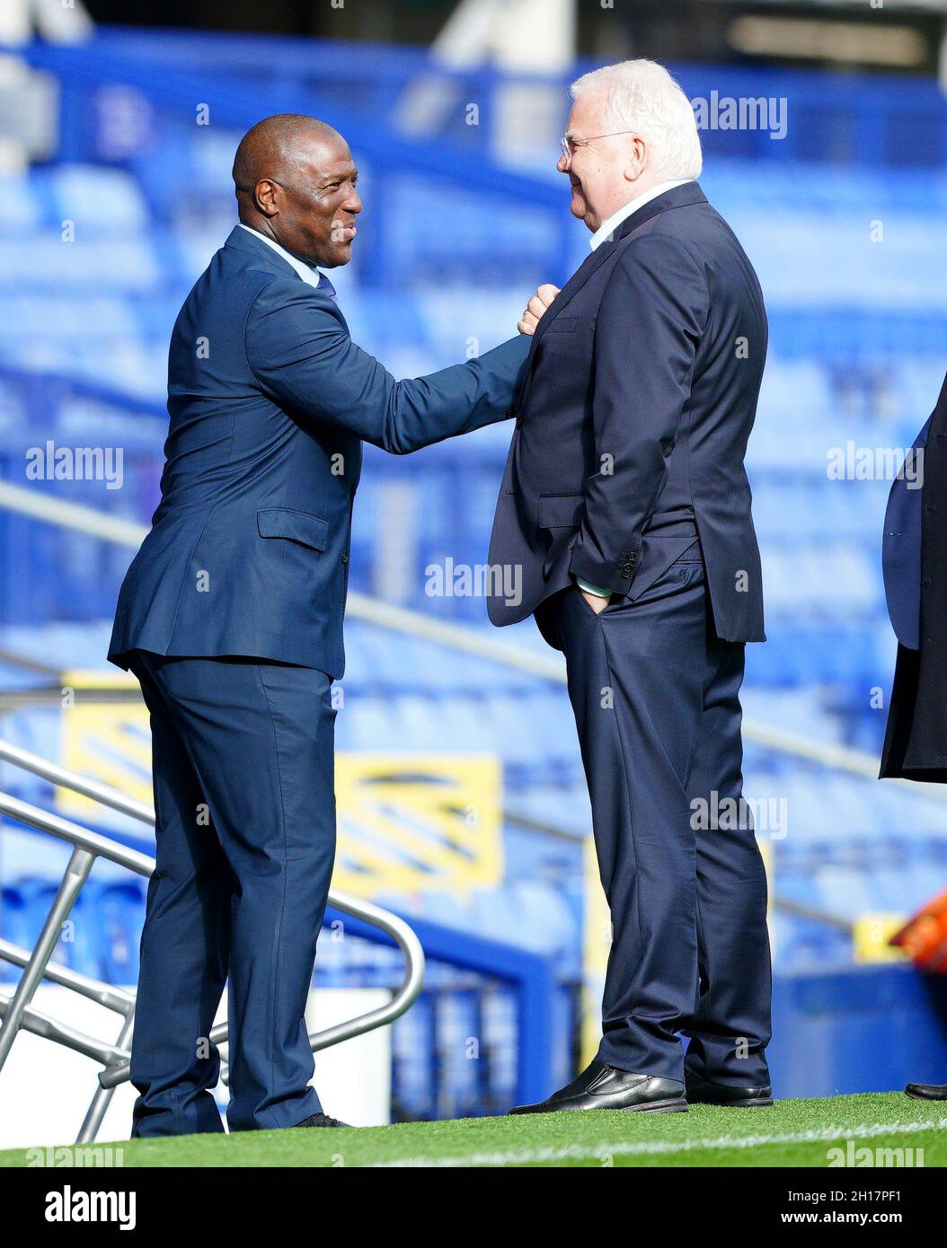 L'ex presidente di Everton Bill Kenwright (a destra) e l'ex giocatore di Everton Kevin Campbell prima della partita della Premier League al Goodison Park di Liverpool. Data foto: Domenica 17 ottobre 2021. Foto Stock