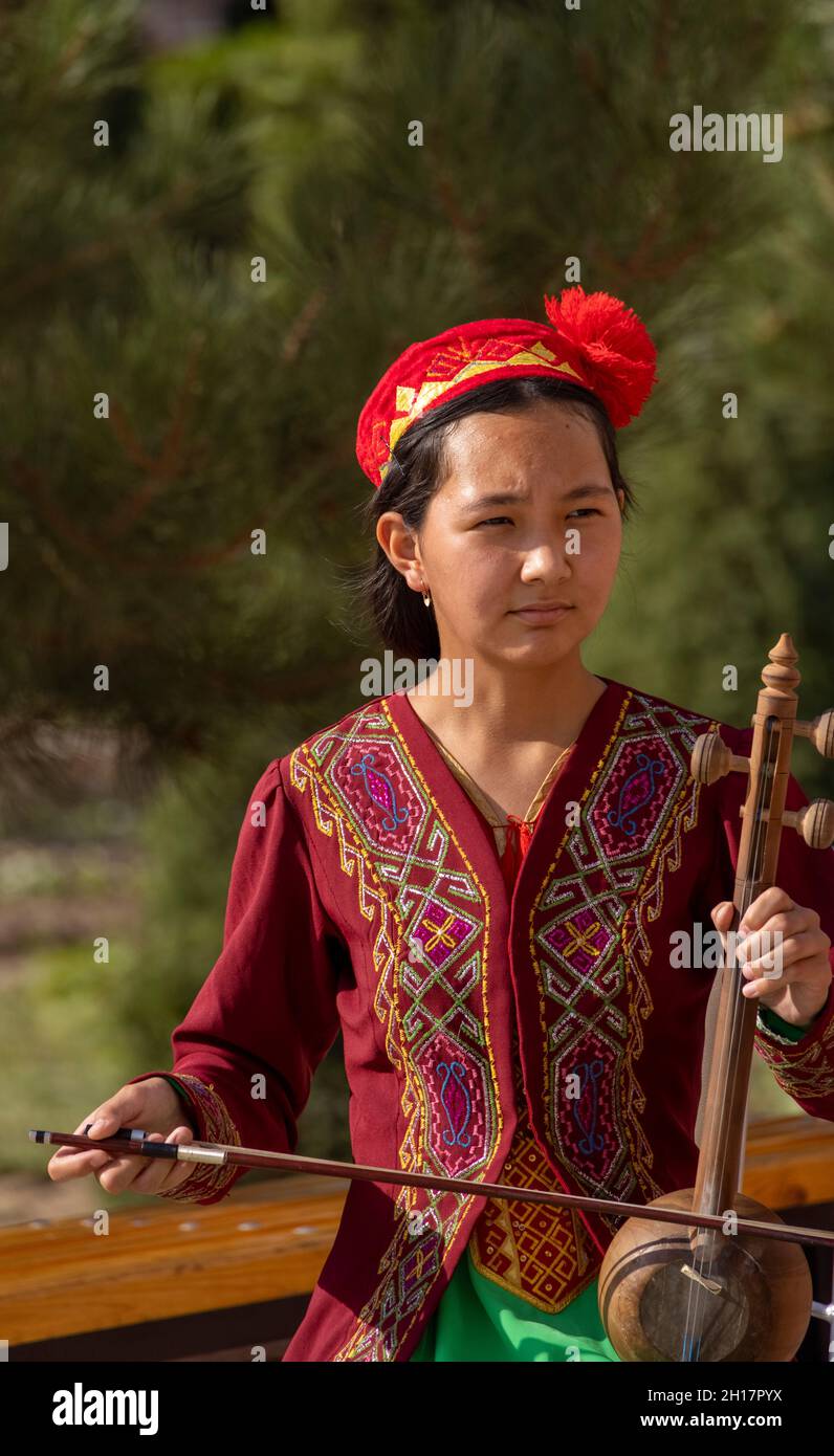 Cantanti femminili in costume tradizionale, Nukus, Uzbekistan Foto Stock
