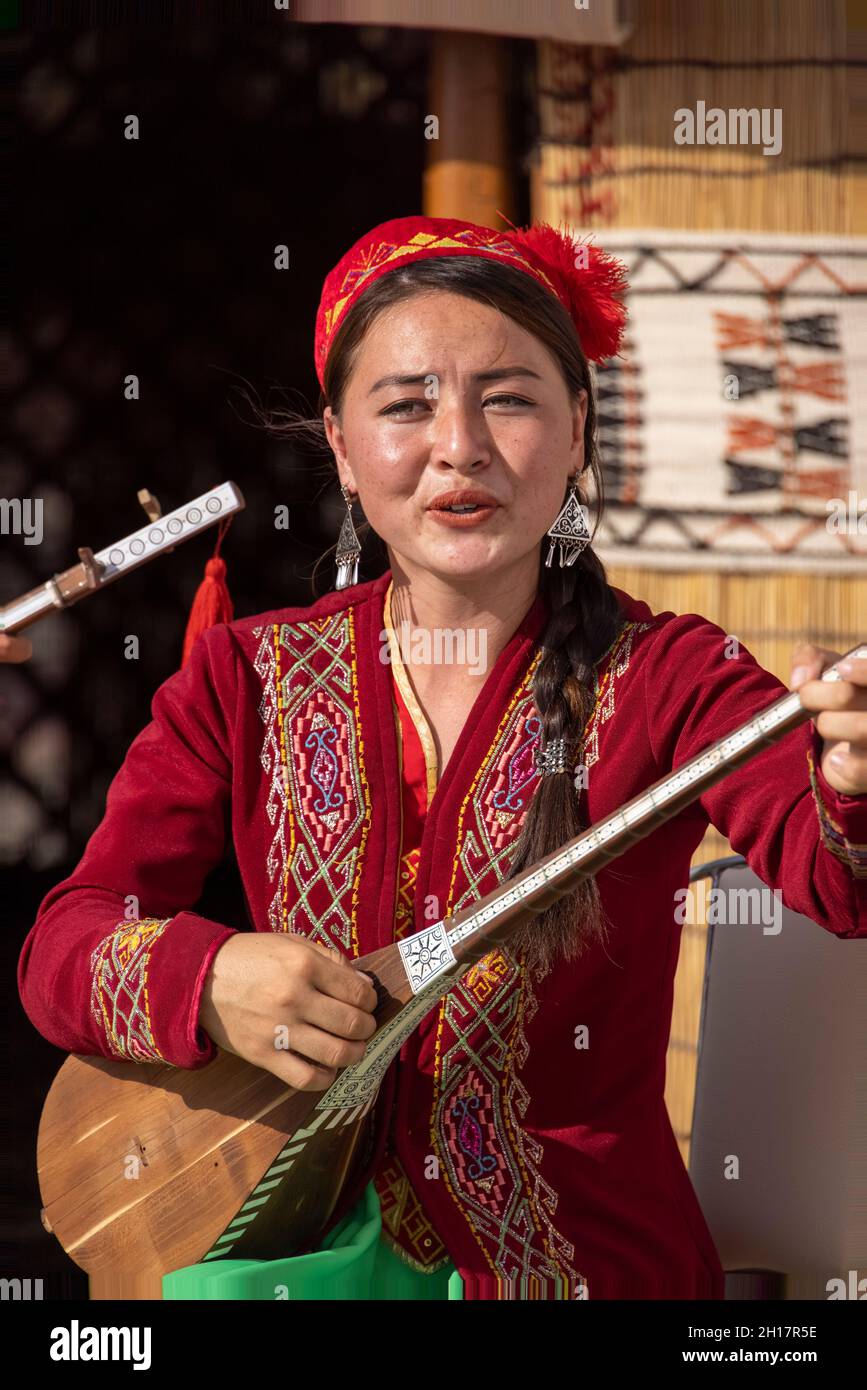 Cantanti femminili in costume tradizionale, Nukus, Uzbekistan Foto Stock