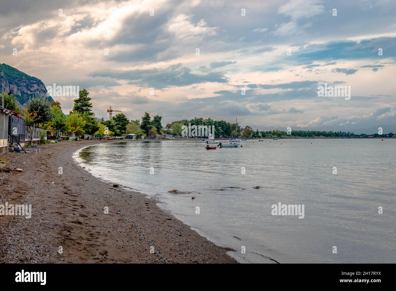 Vista sulla spiaggia di Kamena Vourla, una città e una popolare località turistica, soprattutto in estate. La foto scattata in autunno, così la spiaggia è Foto Stock