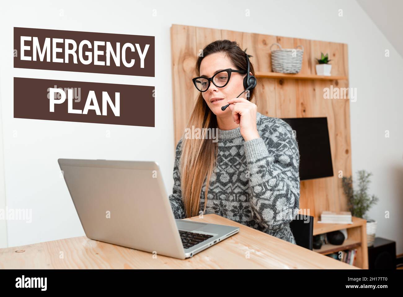 Didascalia concettuale piano di emergenza. Le procedure di concetto di affari per la risposta alle emergenze importanti sono preparate Agente del Callcenter che lavora da casa Foto Stock