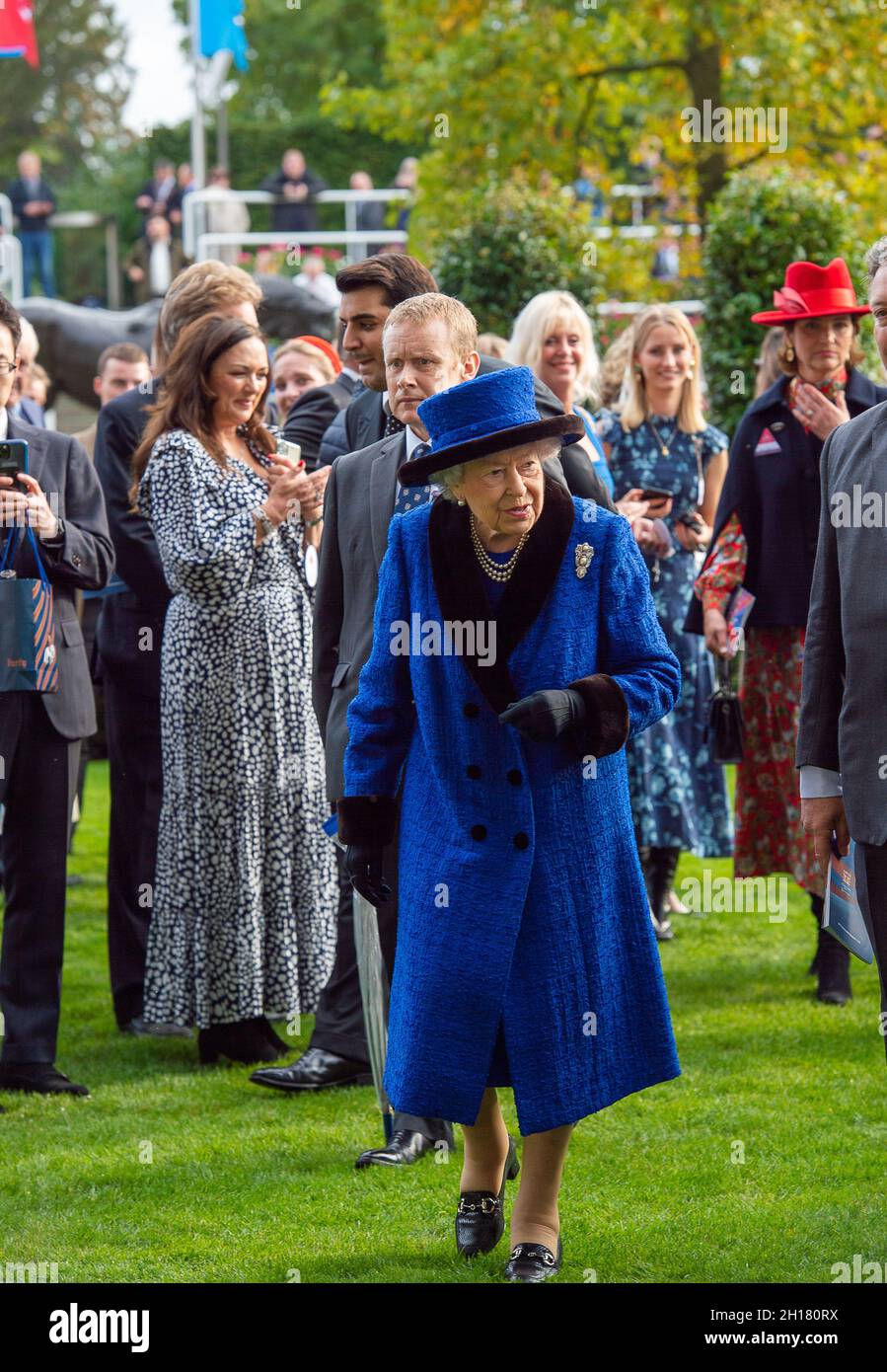 Ascot, Berkshire, Regno Unito. 16 ottobre 2021. La regina Elisabetta II  indossava un cappotto invernale blu zaffiro e un cappello abbinato oggi al  QIPCO British Champions Day. Sua Maestà la Regina ha