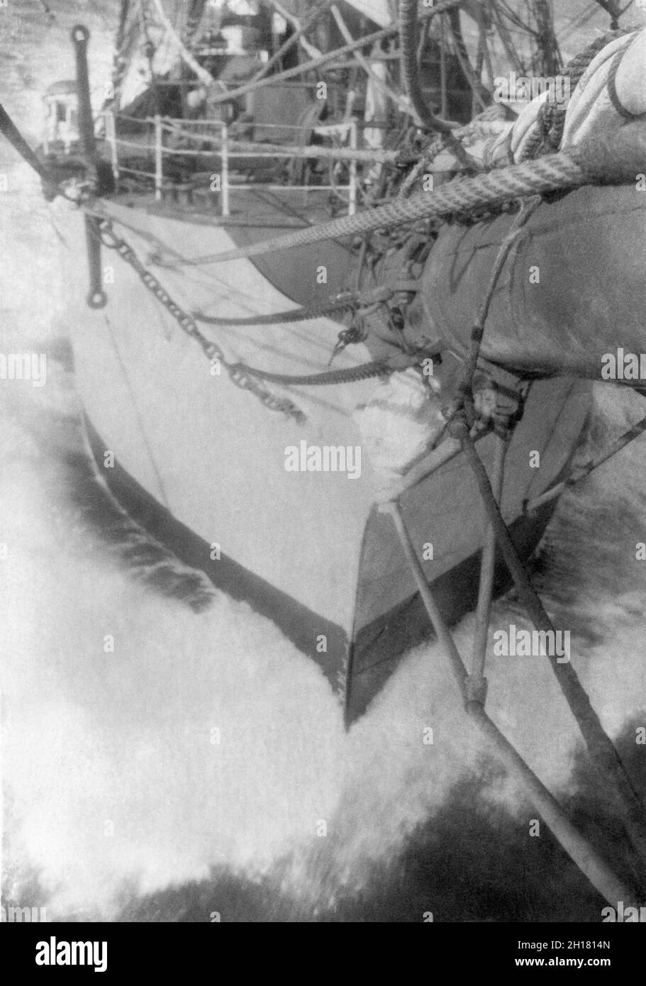 L'arco del barque d'acciaio a quattro alberi Hougomont fotografato dal bowsprit, in mare, circa 1928. Foto Stock