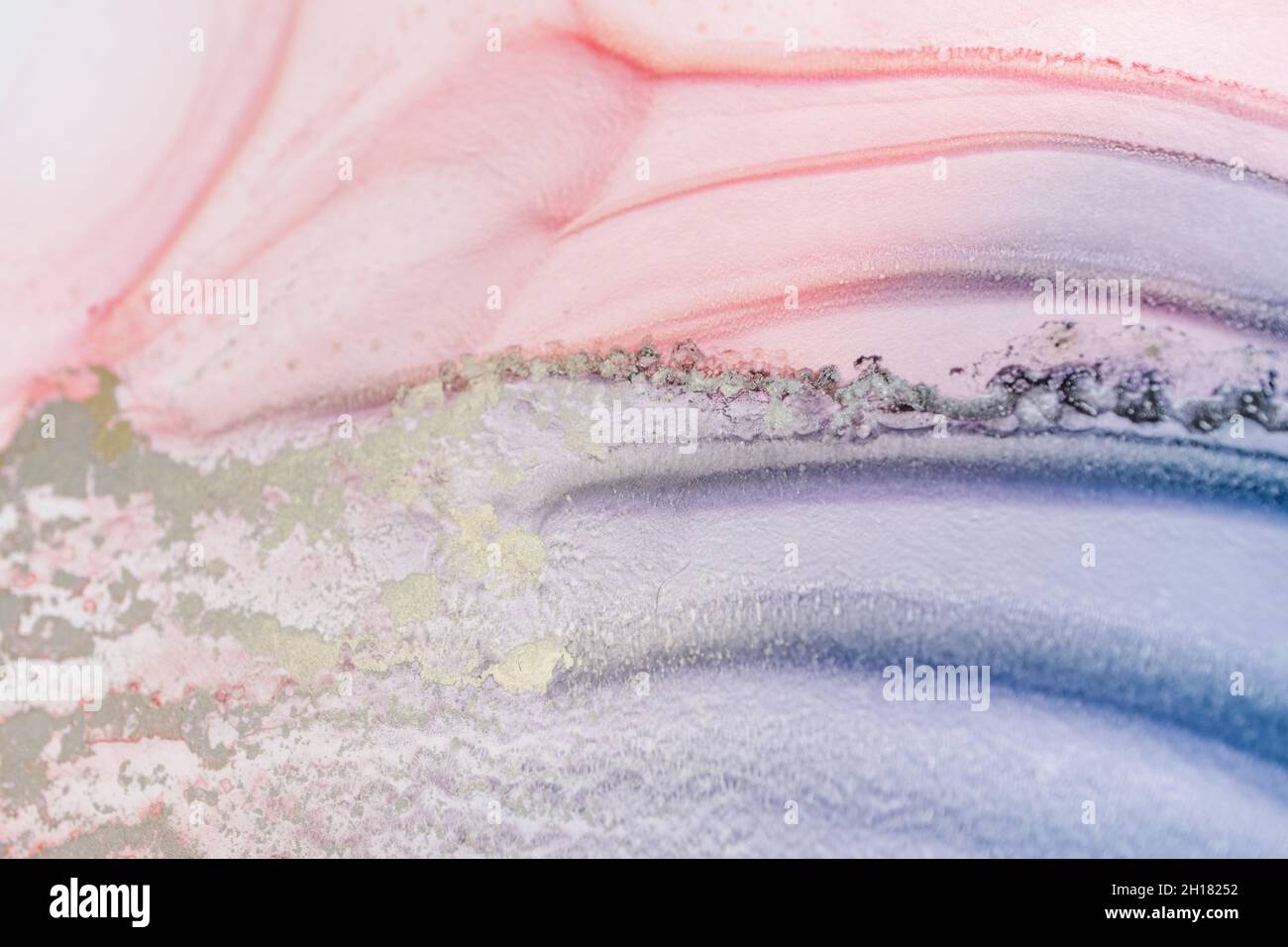 Pittura di arte fluida astratta nella tecnica dell'inchiostro dell'alcool, vernice blu mescolato, rosso e oro. La vernice ghiacciata mescola, intreccia i modelli e le macchie incredibili. Foto Stock