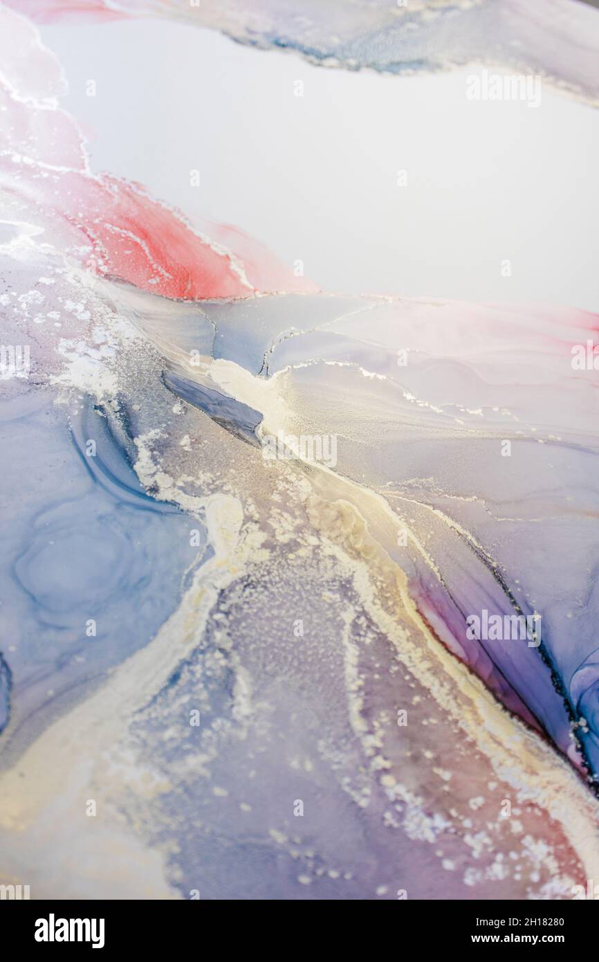 Pittura di arte fluida astratta nella tecnica dell'inchiostro dell'alcool, vernice blu mescolato, rosso e oro. La vernice ghiacciata mescola, intreccia i modelli e le macchie incredibili. Foto Stock