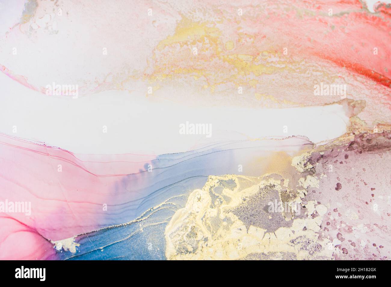 Pittura di arte fluida astratta nella tecnica dell'inchiostro dell'alcool, vernice blu mescolato, rosso e oro. La vernice ghiacciata mescola, intreccia i modelli e le macchie incredibili. Foto Stock