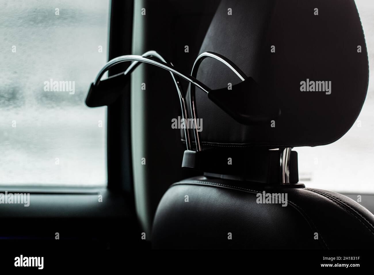 Primo piano di appendiabiti in auto. Appendiabiti all'interno dell'auto. Accessori per auto. Foto Stock