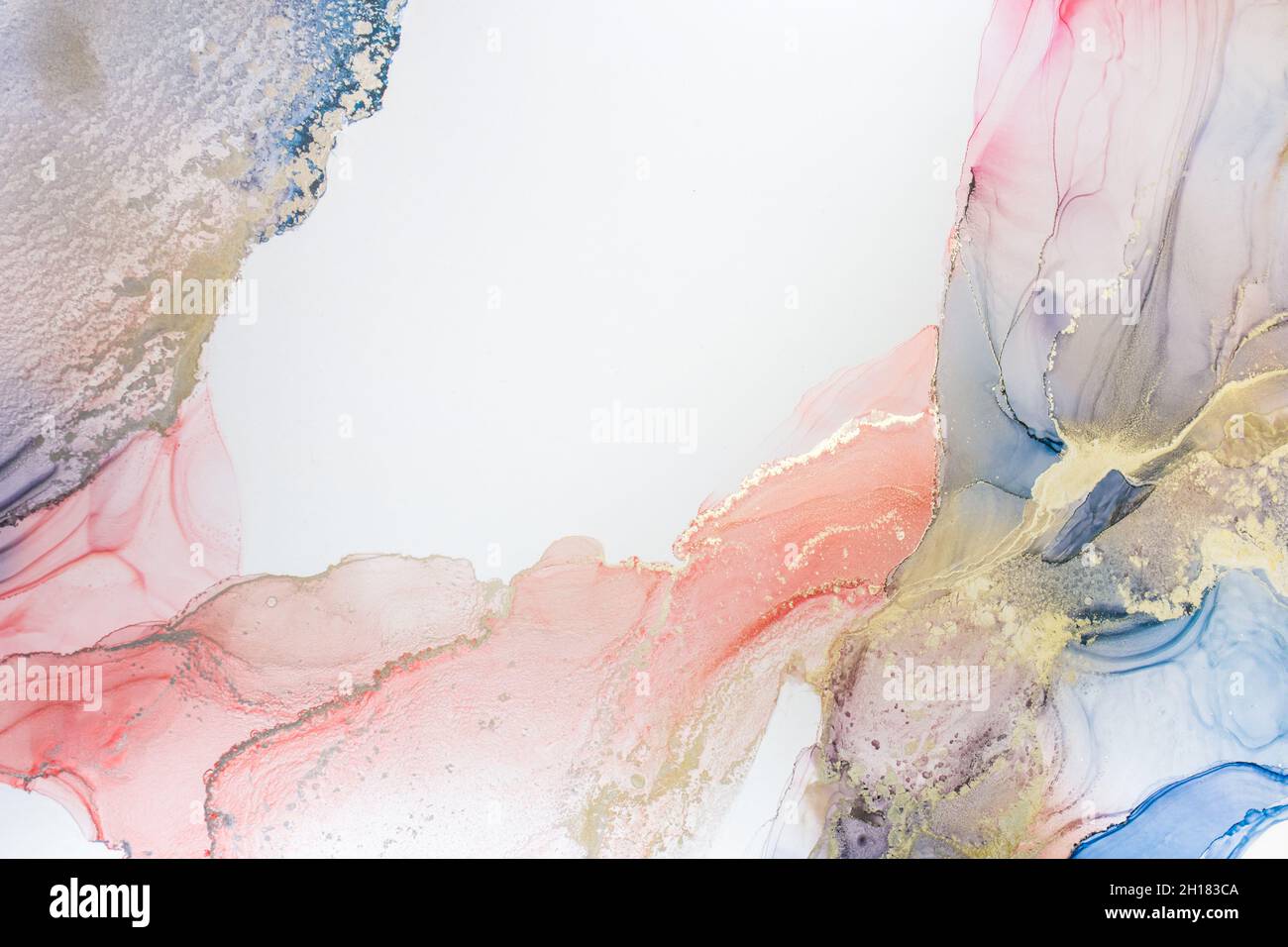 Pittura di arte fluida astratta nella tecnica dell'inchiostro dell'alcool, vernice blu mescolato, rosso e oro. La vernice ghiacciata mescola, intreccia i modelli e le macchie incredibili. Foto Stock