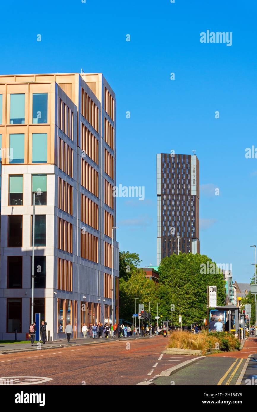 L'edificio Grosvenor (Manchester Metropolitan University) e Artisan Heights (studenti Unite) condominio, Oxford Rd, Manchester, Inghilterra, Regno Unito Foto Stock