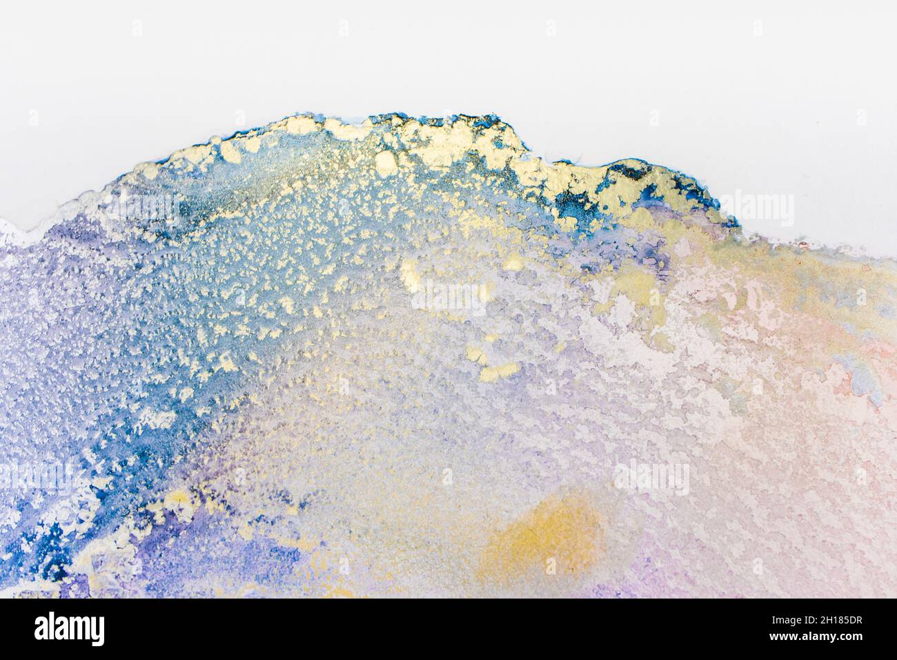 Pittura di arte fluida astratta nella tecnica dell'inchiostro dell'alcool, vernice blu mescolato, rosso e oro. La vernice ghiacciata mescola, intreccia i modelli e le macchie incredibili. Foto Stock