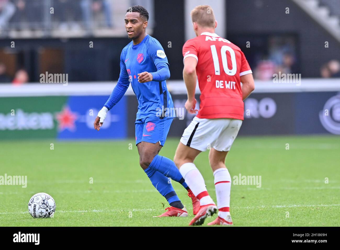 LELYSTAD, PAESI BASSI - OTTOBRE 17: Quinten Timber del FC Utrecht durante la 2e Klasse - B match tra sv Lelystad e sv Batavia allo Sportpark Langezand il 17 Ottobre 2021 a Lelystad, Paesi Bassi (Foto di Patrick Goosen/Orange Pictures) Foto Stock