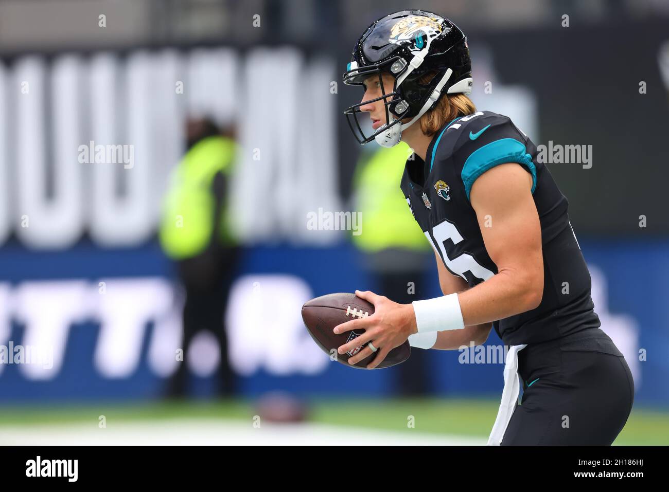 Londra, Regno Unito. 17 ottobre 2021; Tottenham Hotspur Stadium, Londra, Inghilterra; NFL UK Series, Miami Dolphins contro Jacksonville Jaguars; Jacksonville Jaguars Quarterback Trevor Lawrence (16) si riscalda con la palla Credit: Action Plus Sports Images/Alamy Live News Foto Stock