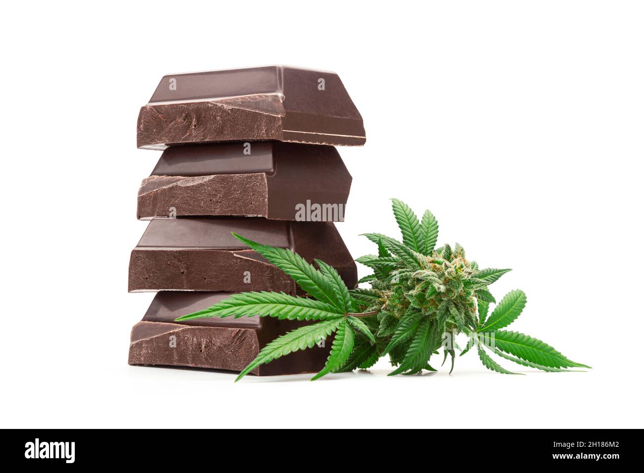 Pila di pezzi Dark Chocolate Baking Bar con Medical Marijuana Bud isolato su sfondo bianco Foto Stock