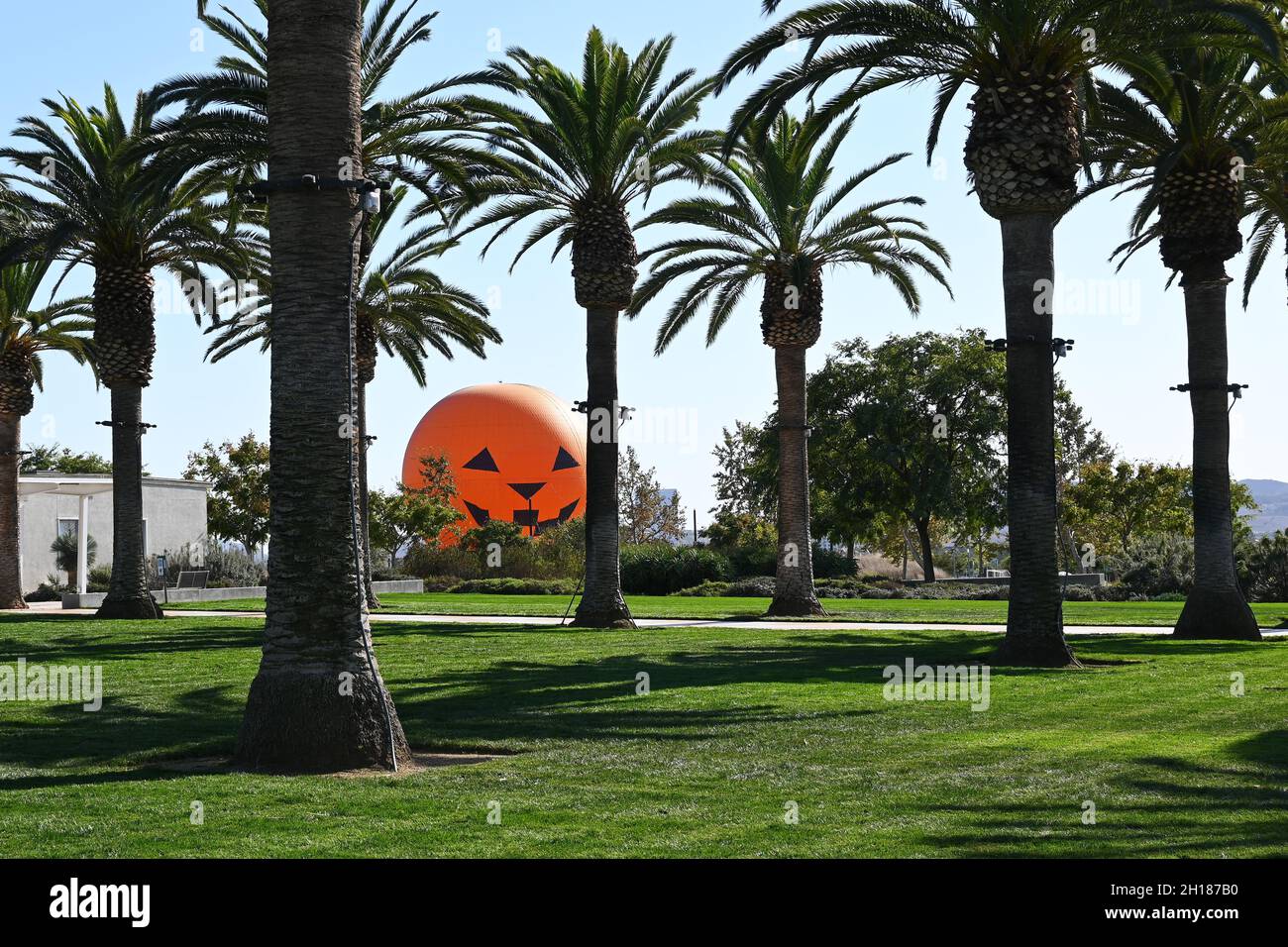 IRVINE, CALIFORNIA - 15 ottobre 2021: Il giro in mongolfiera del Great Park, visto dal Palm Court e decorato per Halloween, è una delle più grandi sfere di elio Foto Stock