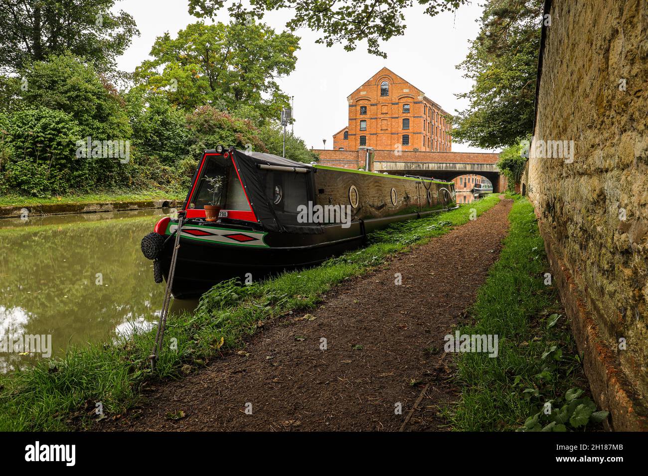 Una barca stretta solana ormeggiata lungo il Canal Grand Union a Blisworth, l'8 ottobre 2021. Foto Stock