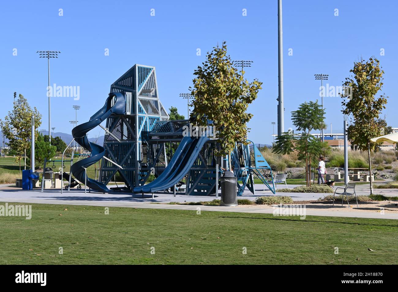 IRVINE, CALIFORNIA - 15 ottobre 2021: L'area giochi per bambini con varie attrezzature per bambini piccoli. Foto Stock