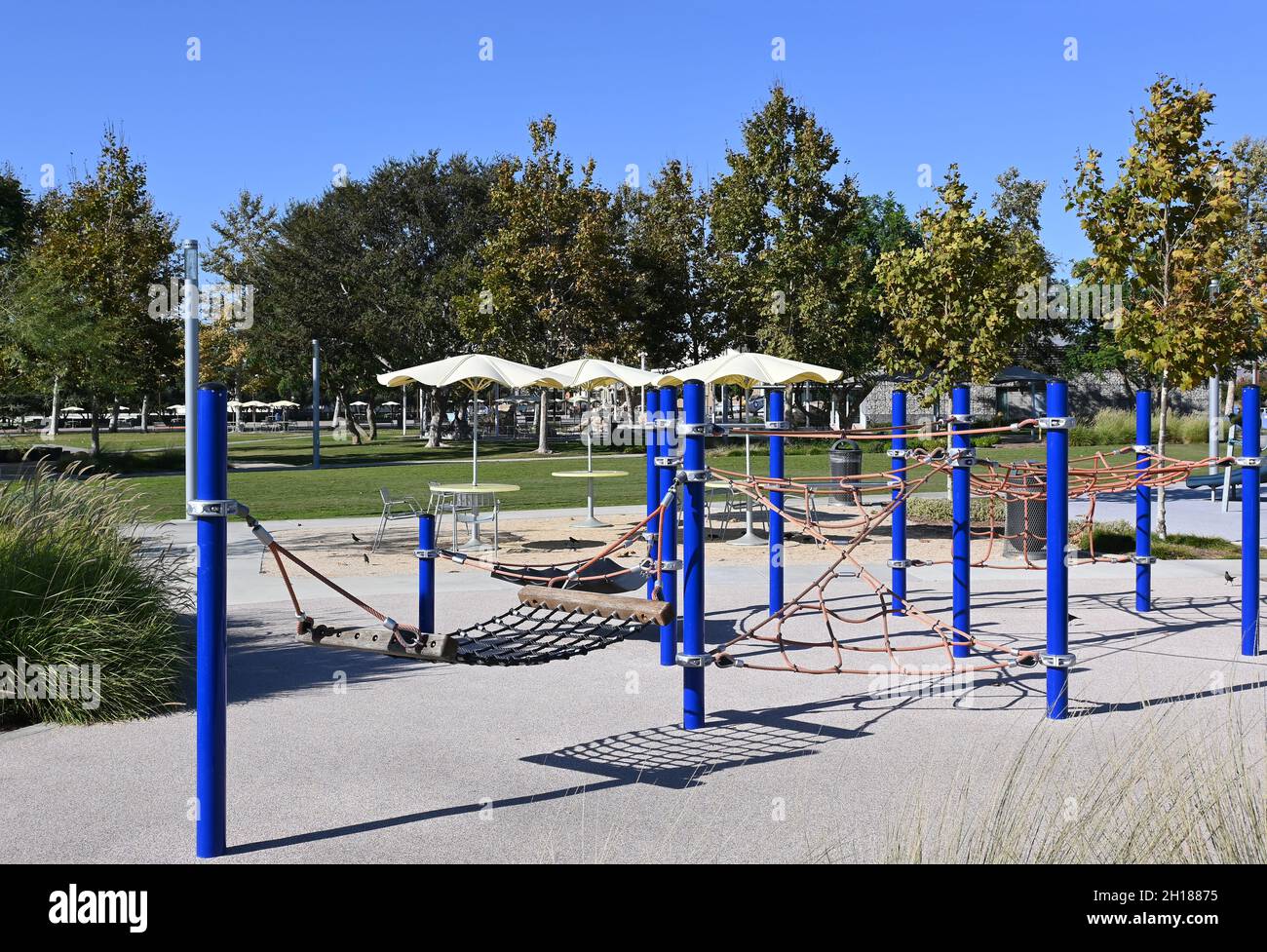IRVINE, CALIFORNIA - 15 ottobre 2021: Apparecchio di arrampicata nell'area giochi per bambini con varie attrezzature per bambini piccoli. Foto Stock