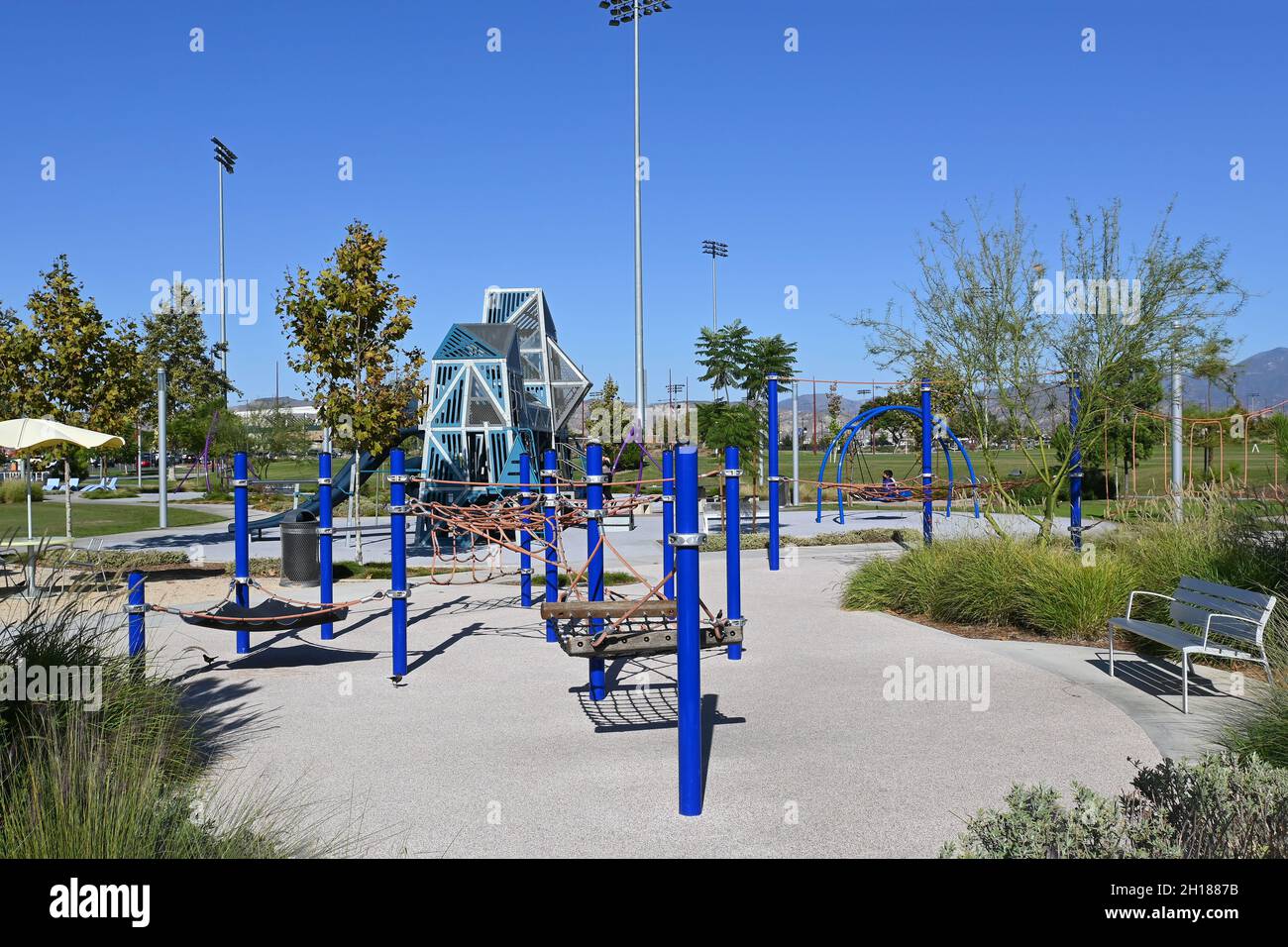 IRVINE, CALIFORNIA - 15 ottobre 2021: L'area giochi per bambini con varie attrezzature per bambini piccoli. Foto Stock