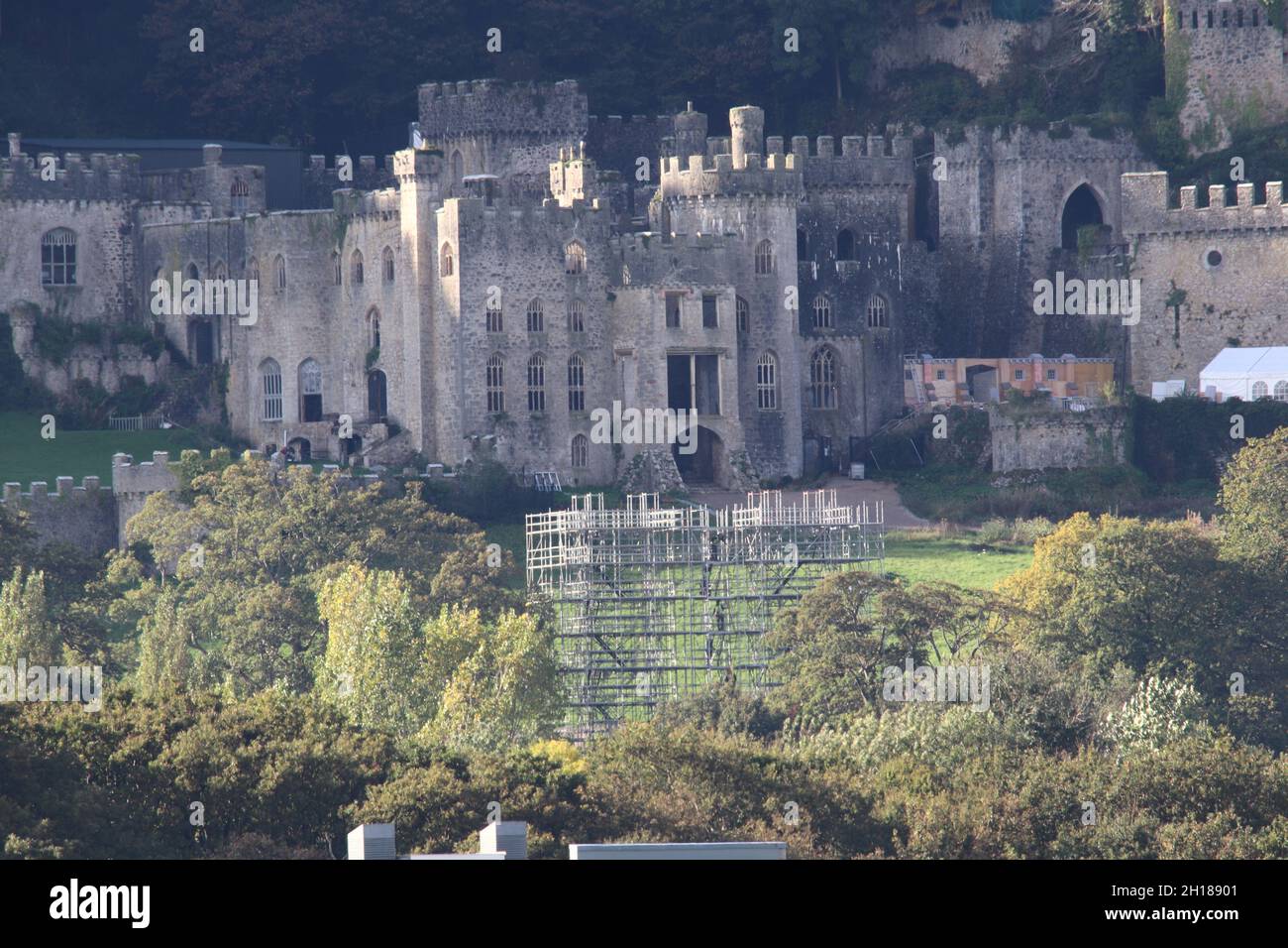 Gwrych Castello di Abergele Galles del Nord. Ultime settimane di costruzione al castello di Gwrych, colpi del castello mostrano una struttura improvvisata che può essere un cespuglio di prova Foto Stock
