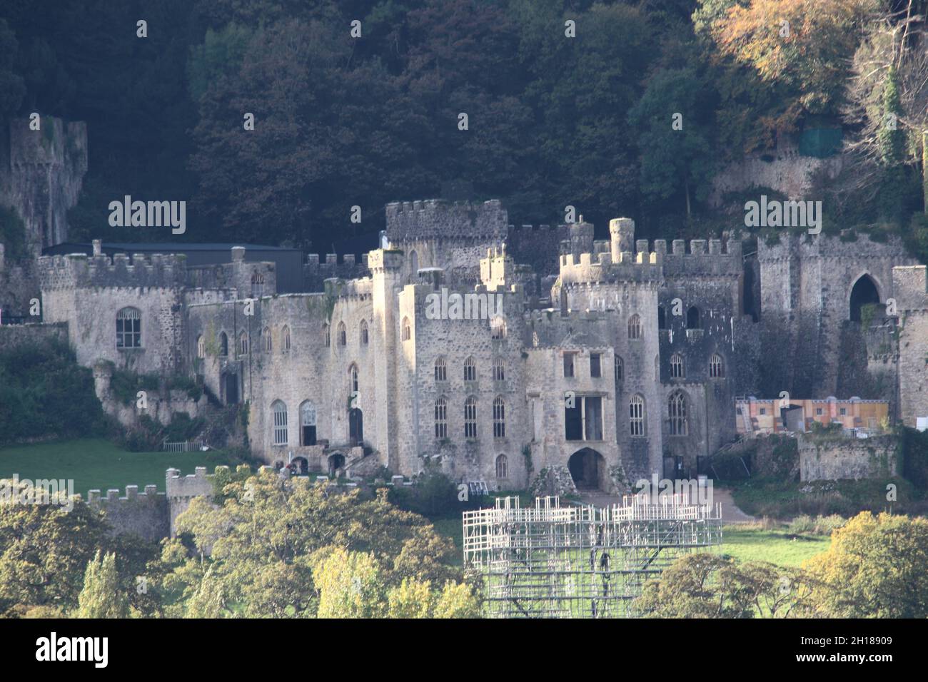 Gwrych Castello di Abergele Galles del Nord. Ultime settimane di costruzione al castello di Gwrych, colpi del castello mostrano una struttura improvvisata che può essere un cespuglio di prova Foto Stock