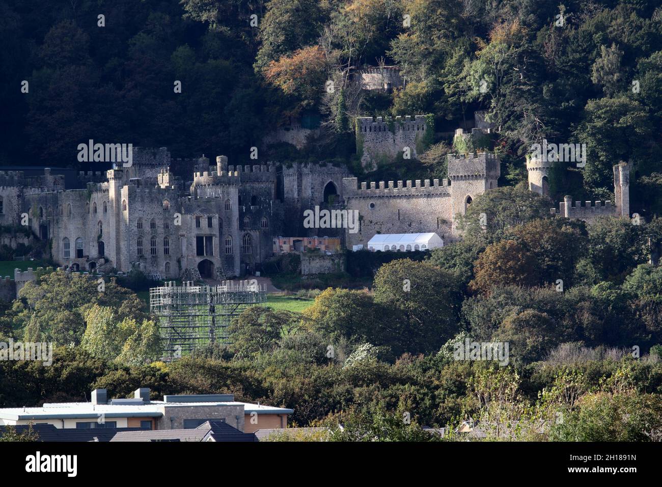 Gwrych Castello di Abergele Galles del Nord. Ultime settimane di costruzione al castello di Gwrych, colpi del castello mostrano una struttura improvvisata che può essere un cespuglio di prova Foto Stock