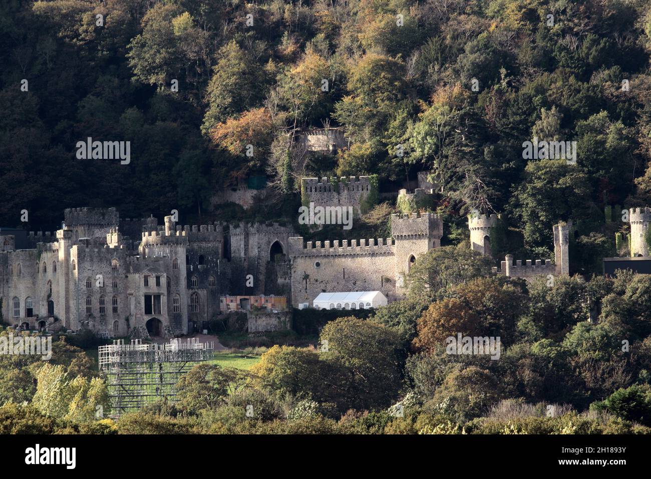 Gwrych Castello di Abergele Galles del Nord. Ultime settimane di costruzione al castello di Gwrych, colpi del castello mostrano una struttura improvvisata che può essere un cespuglio di prova Foto Stock