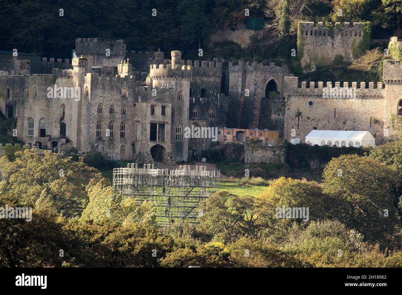 Gwrych Castello di Abergele Galles del Nord. Ultime settimane di costruzione al castello di Gwrych, colpi del castello mostrano una struttura improvvisata che può essere un cespuglio di prova Foto Stock